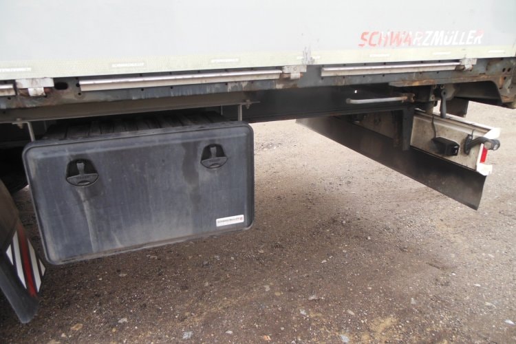 Schwarzmüller SPA 3/E, SAF, Bočnice, Shrnovačka, Zvedací náprava