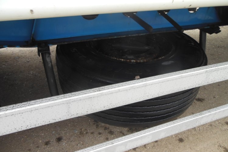 BODEX KIS 3F, Zvedací náprava, Nápravy 9t, Levá strana vrata