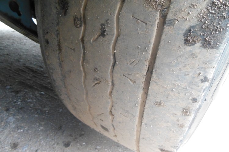 BODEX KIS 3F, Zvedací náprava, Nápravy 9t, Levá strana vrata