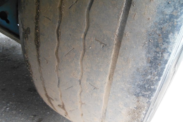 BODEX KIS 3F, Zvedací náprava, Nápravy 9t, Levá strana vrata