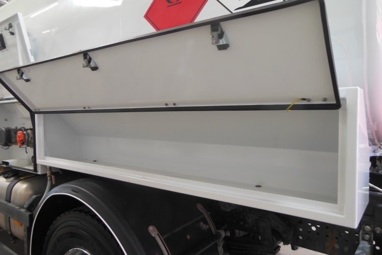 Mercedes Benz 1832 Arocs, ADR, Cisterna pro přepravu nafty + AD Blue