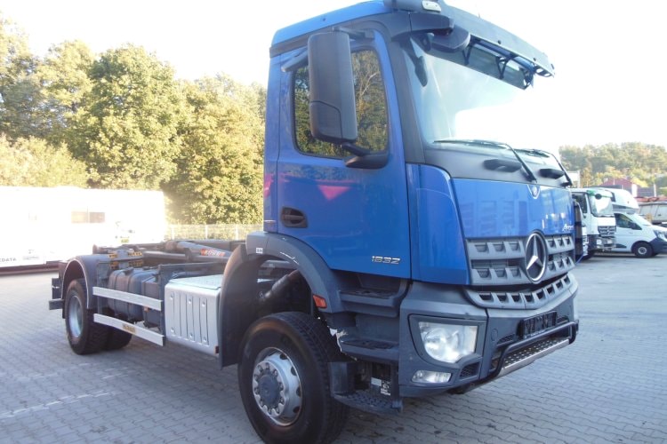 Mercedes Benz Arocs 1832, 4x4, Hákový nosič kontejnerů Palfinger T15A