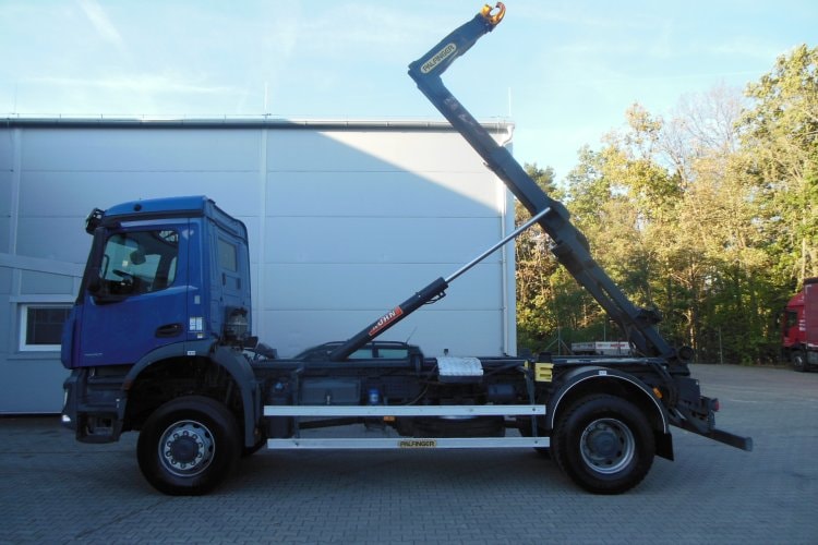 Mercedes Benz Arocs 1832, 4x4, Hákový nosič kontejnerů Palfinger T15A
