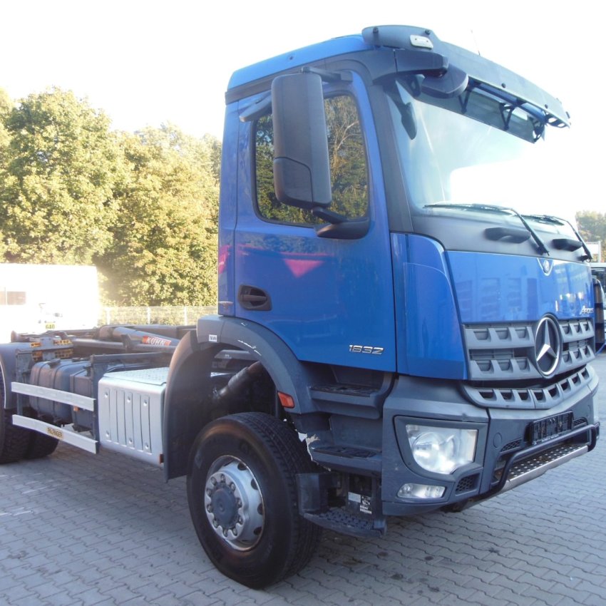 Mercedes Benz Arocs 1832, 4x4, Hákový nosič kontejnerů Palfinger T15A